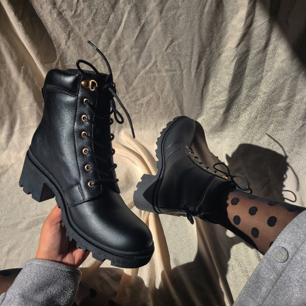 🚨LAST PAIR// Black ankle bootie - Picture 5 of 6